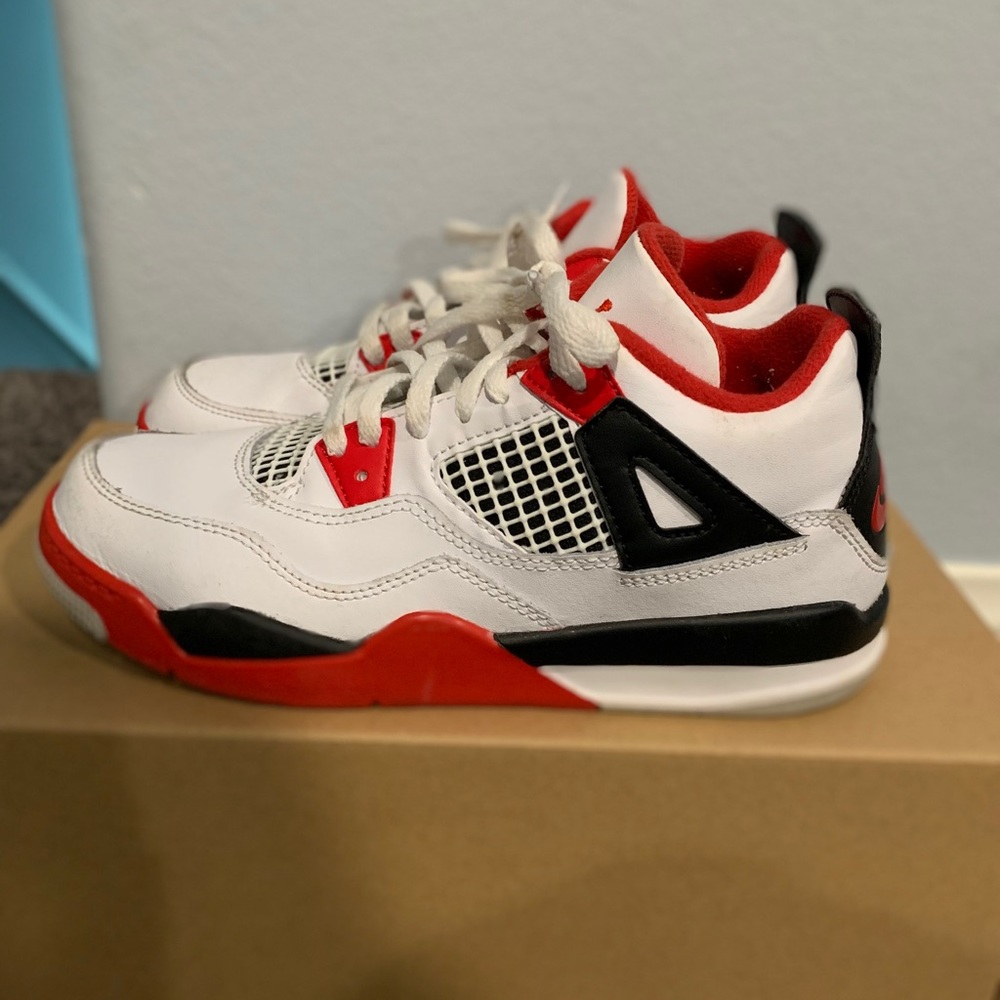 Jordan 4 retro fire red GS size 3. Excellent condition